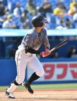 ３回阪神２死一、二塁、左越えに適時二塁打を放つ阪神・糸井嘉男＝神宮球場（撮影・西岡正）