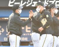 　オープン戦５号本塁打を放った佐藤輝明（右）とタッチを交わす阪神・矢野燿大監督（撮影・西岡正）