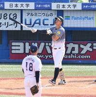 　４回、右越えに２ランを放つ佐藤輝（撮影・高石航平）