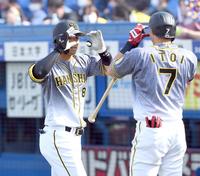 　４回、２ランを放った阪神・佐藤輝明（左）は迎える阪神・糸井嘉男とポーズを決める（撮影・田中太一）