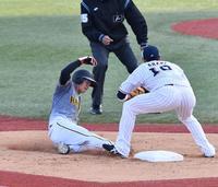 ９回阪神無死一塁、二盗を決める阪神・中野拓夢（左）＝神宮球場（撮影・高石航平）