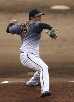 　２番手で登板し４回を三者凡退に抑えた阪神・岩貞