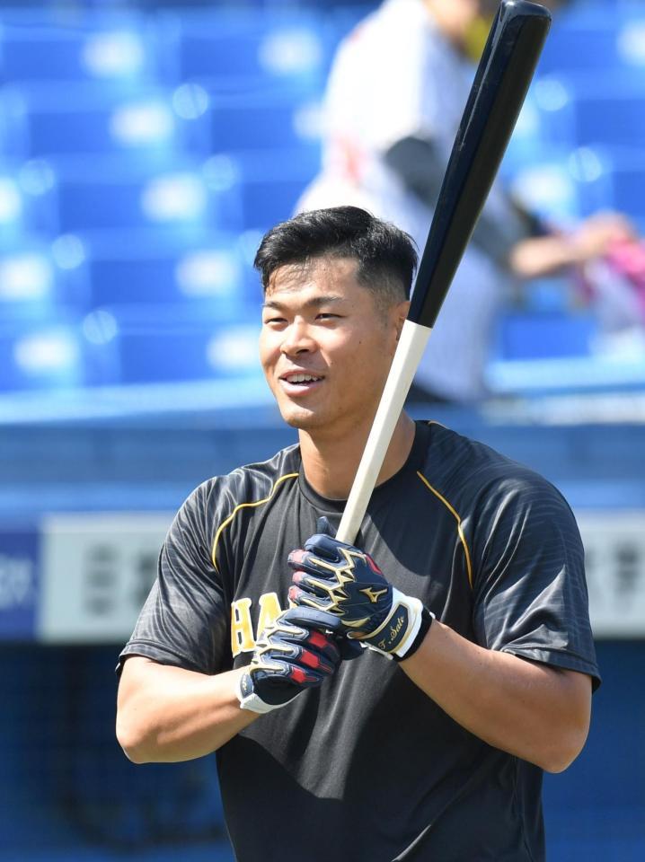 　笑顔で打撃練習を行う佐藤輝（撮影・西岡正）