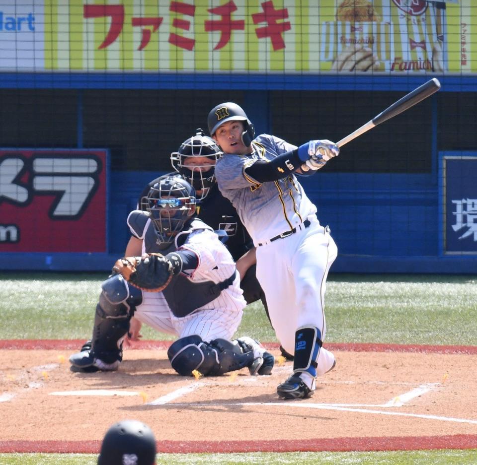 　２回、右翼線に先制２点適時打を放つ梅野（撮影・高石航平）