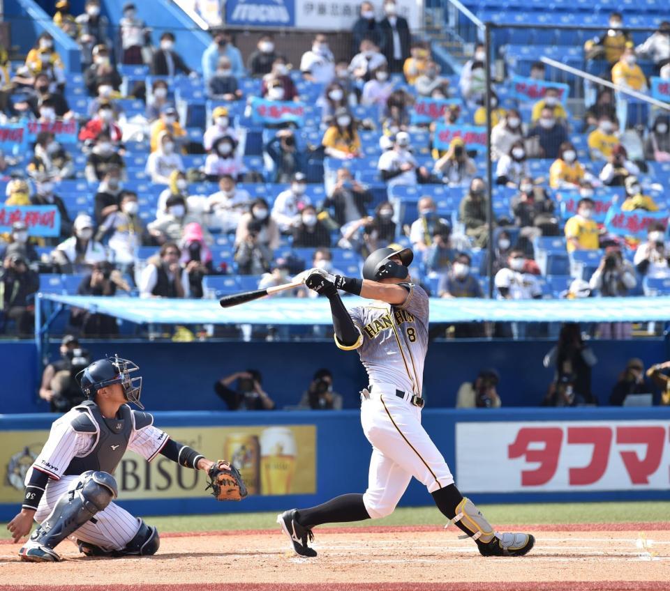 　２回、中飛に倒れる佐藤輝（撮影・西岡正）