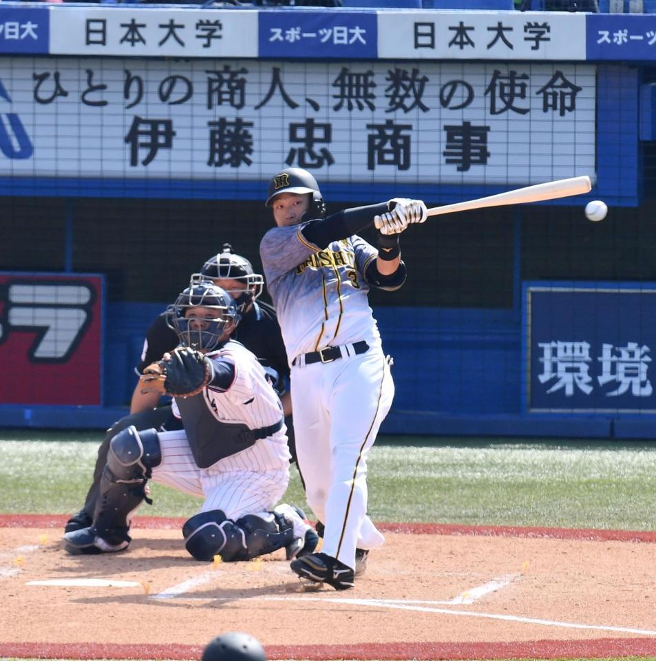 　３回、左前に適時打を放つ大山（撮影・高石航平）