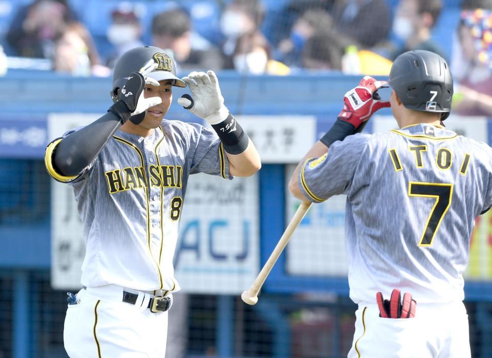 　４回、２ランを放った佐藤輝（左）を迎える糸井（撮影・田中太一）