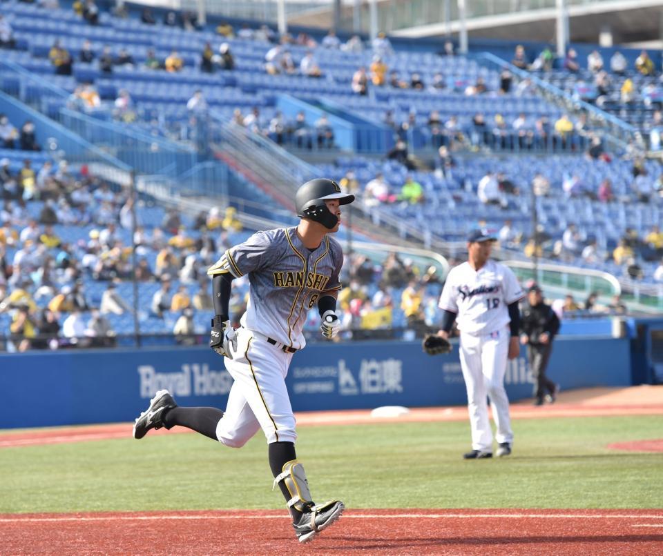 　４回、右越え２ランを放ち、一塁へ向かう佐藤輝（撮影・西岡正）