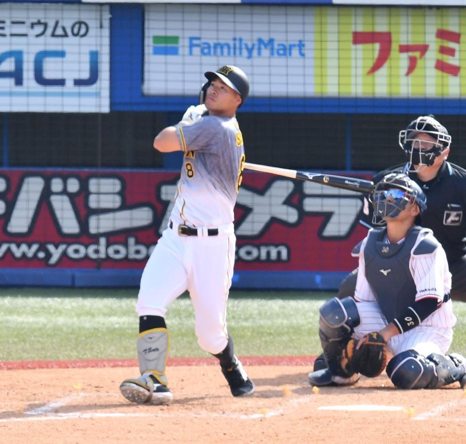 　４回、右越えに２ランを放つ佐藤輝（撮影・高石航平）