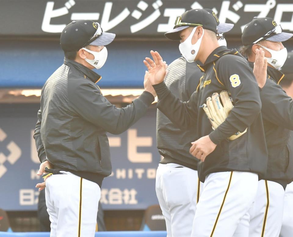 　オープン戦５号本塁打を放った佐藤輝明（右）とタッチを交わす阪神・矢野燿大監督（撮影・西岡正）