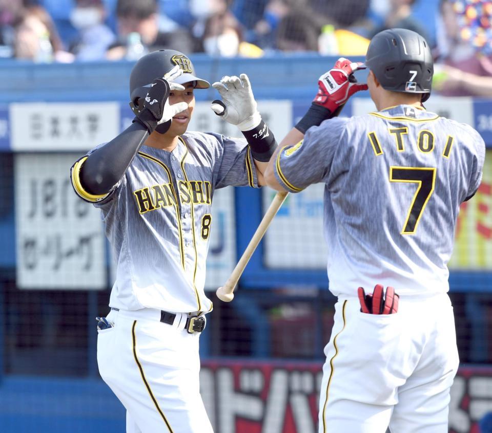 　４回、２ランを放った阪神・佐藤輝明（左）は迎える阪神・糸井嘉男とポーズを決める（撮影・田中太一）