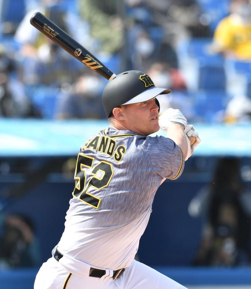 　２回、右前打を放つサンズ（撮影・西岡正）