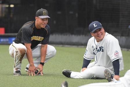 　渡部と笑顔を見せる佐藤輝（撮影・金田祐二）