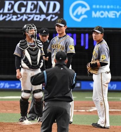 　６回、一・三塁のピンチとなりマウンドに集まる（左から）梅野、西純、大山（撮影・高石航平）