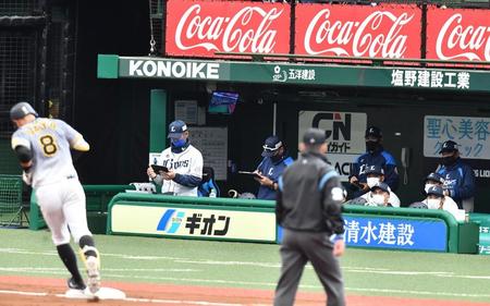 　２回、ソロを放った佐藤輝（８）のメモを取る西武ベンチ（撮影・高石航平）