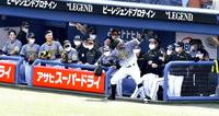 　４回、ホームランパフォーマンスをするマルテを笑顔で見守る阪神ナイン