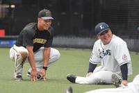 　渡部と笑顔を見せる佐藤輝（撮影・金田祐二）