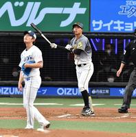 　２回、ソロを放つ佐藤輝（撮影・高石航平）