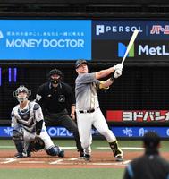 ６回阪神１死、中越えにソロを放つ阪神　ジェリー・サンズ＝メットライフドーム（撮影・高石航平）