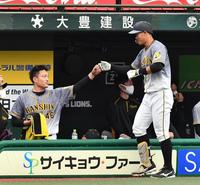 　２回、ソロを放った佐藤輝（右）をタッチで迎える秋山（撮影・高石航平）