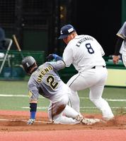 　２回、三盗を決める梅野（２）＝撮影・高石航平