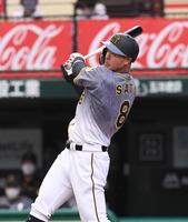 　２回、ソロを放つ佐藤輝（撮影・金田祐二）