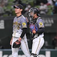 　９回、なんとか勝利し坂本とほっとした表情の西純（撮影・金田祐二）