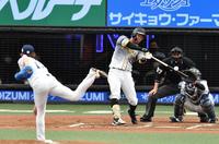 　２回、ソロを放つ佐藤輝（撮影・高石航平）