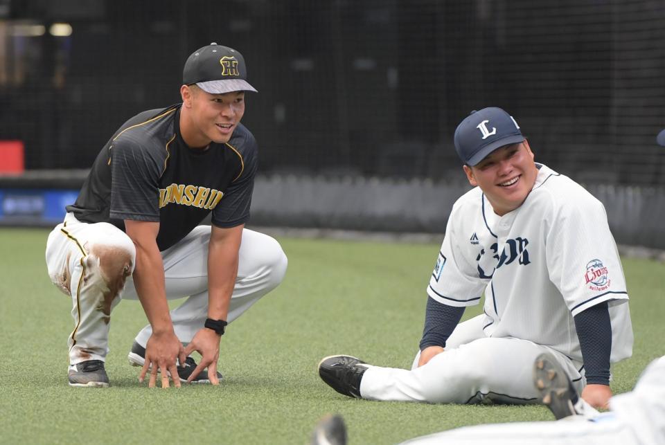 　渡部と笑顔を見せる佐藤輝（撮影・金田祐二）