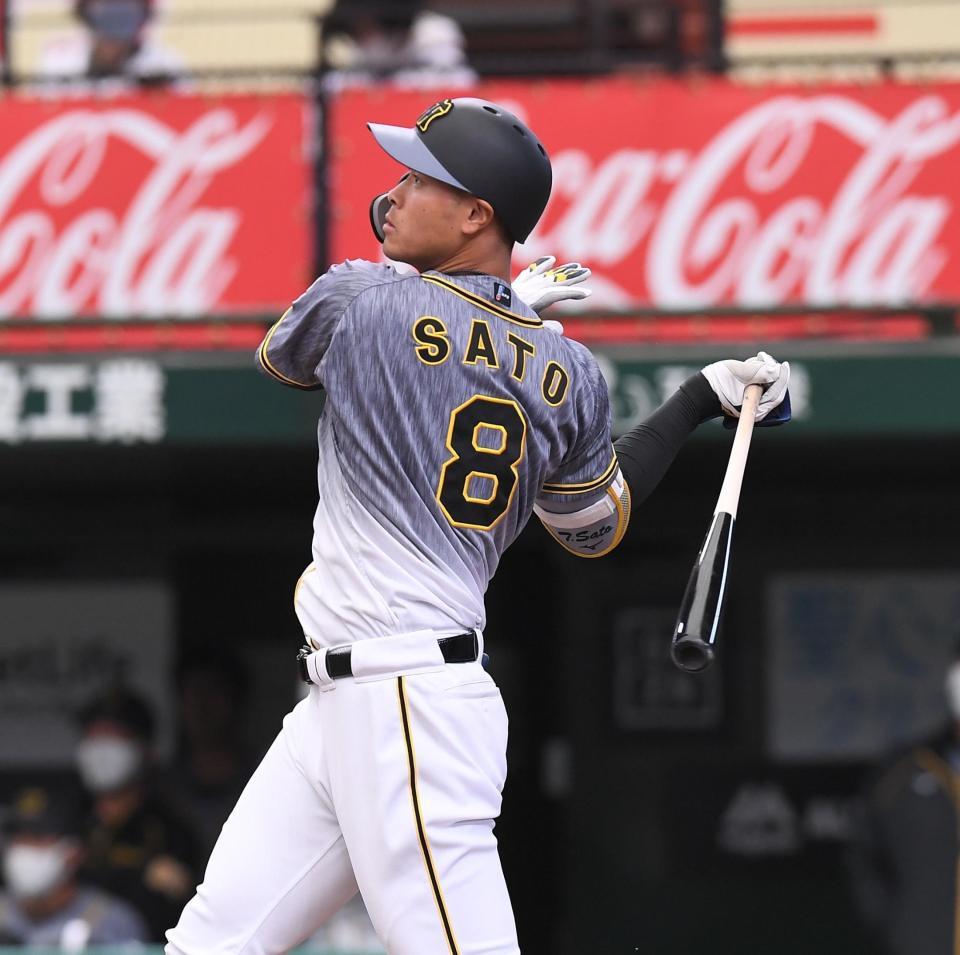 　２回、ソロを放つ佐藤輝（撮影・金田祐二）