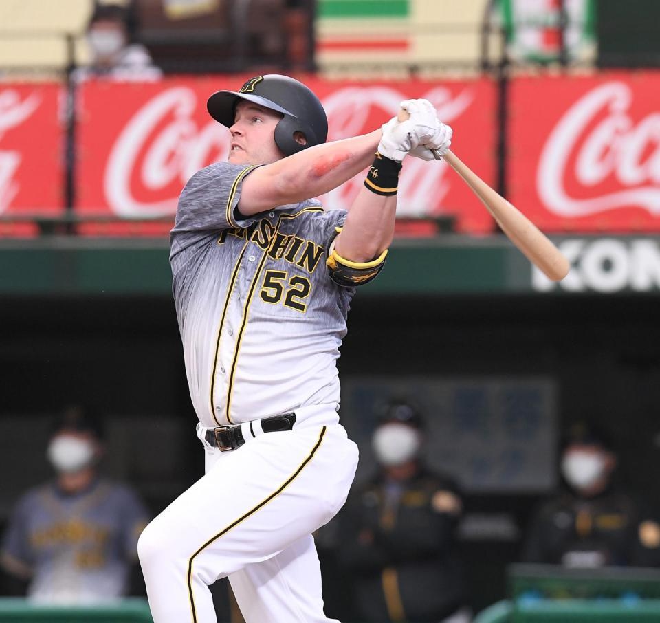 　６回、中越えソロを放つサンズ（撮影・金田祐二）