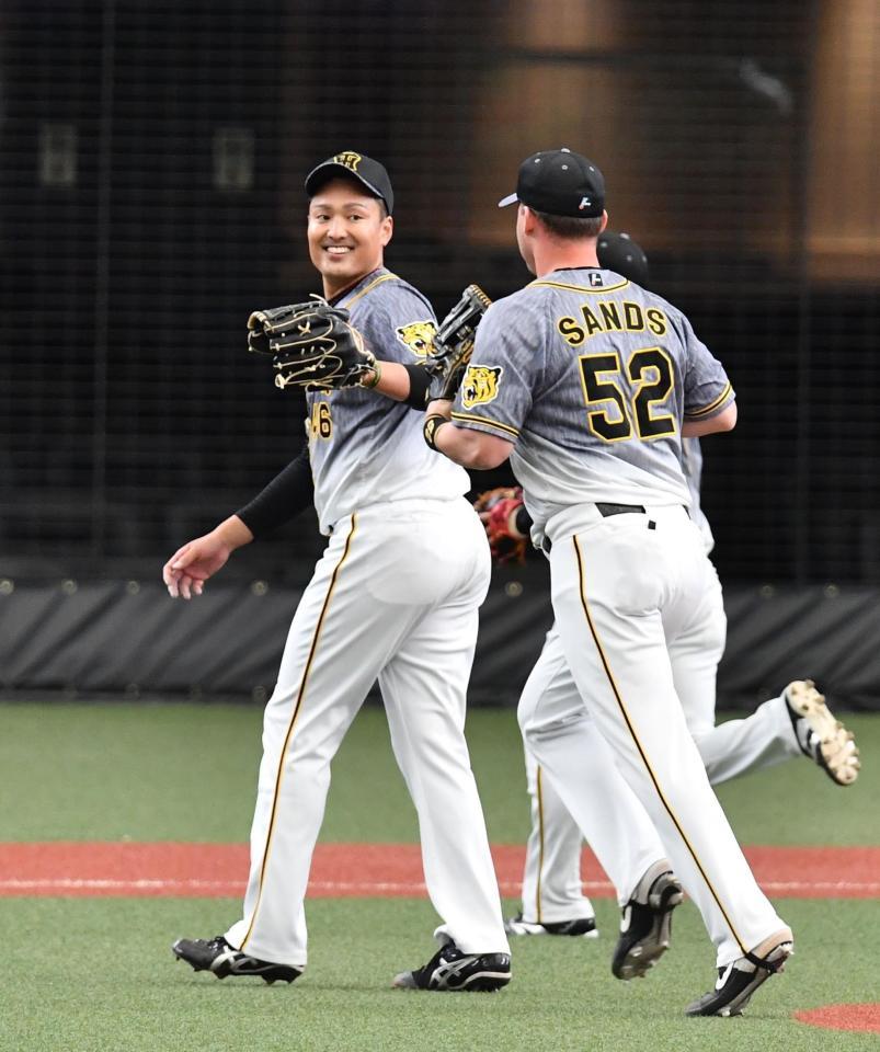 　５回、左飛を好捕したサンズ（５２）を笑顔で迎える秋山（撮影・高石航平）