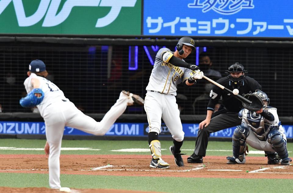 　２回、ソロを放つ佐藤輝（撮影・高石航平）