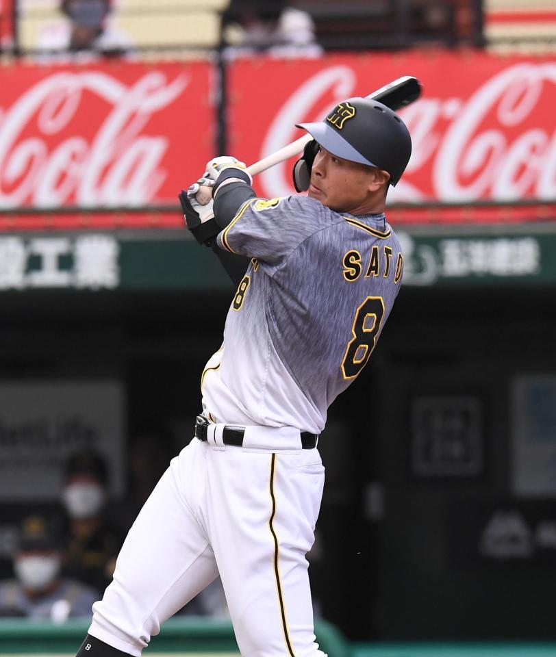 　２回、ソロを放つ佐藤輝（撮影・金田祐二）