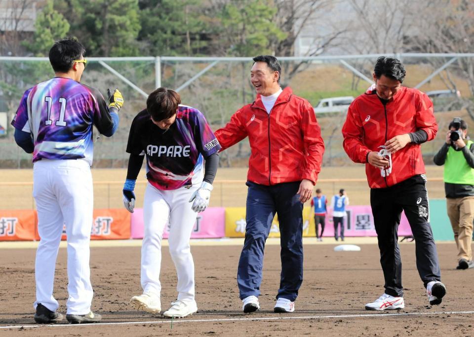 　高校生とリアル野球盤で戦った（右から）狩野恵輔氏、金本知憲氏、ユーチューバーのトクサンさん、ライパチさん＝ウインク球場