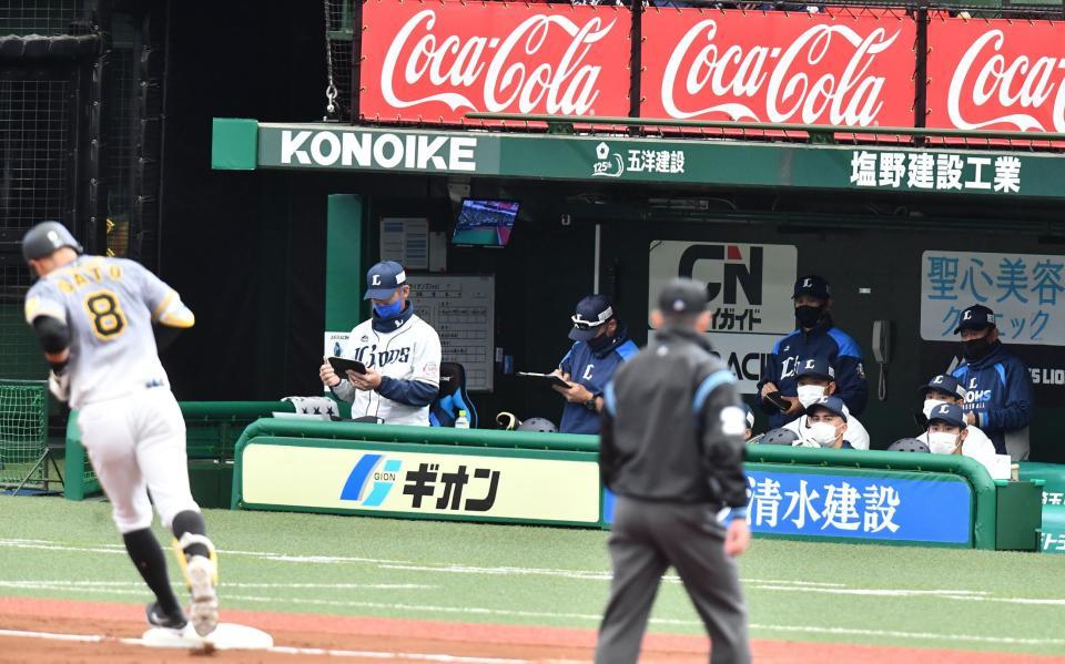 　２回、ソロを放った佐藤輝（８）のメモを取る西武ベンチ（撮影・高石航平）