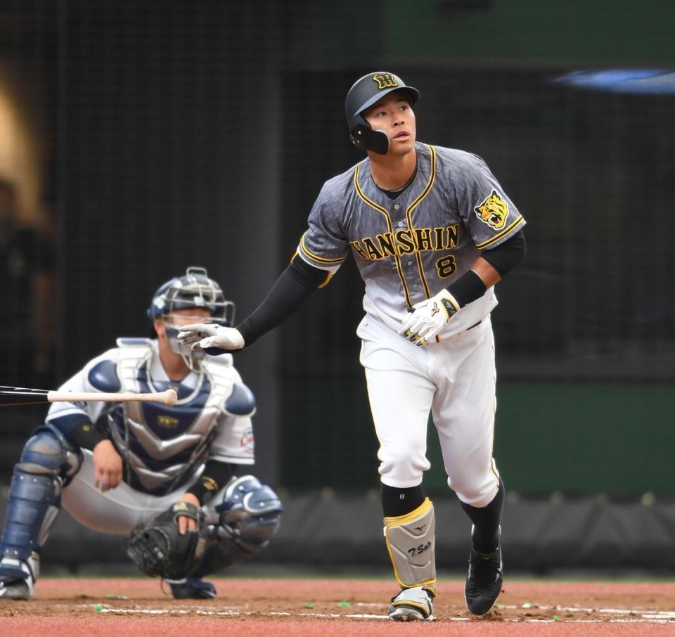 　２回、右越えへソロを放つ佐藤輝（撮影・田中太一）