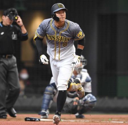 　２回、ソロを放った佐藤輝は“どや顔”で一塁へ走る（撮影・田中太一）