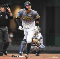 　２回、ソロを放った佐藤輝は“どや顔”で一塁へ走る（撮影・田中太一）