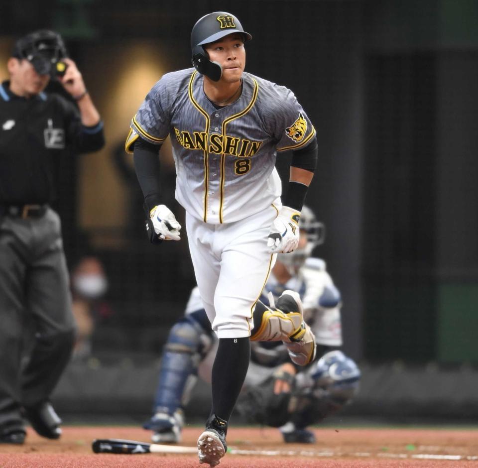 　２回、ソロを放った佐藤輝は“どや顔”で一塁へ走る（撮影・田中太一）