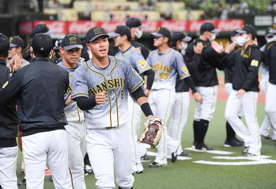　西武に勝ちナインに迎えられる佐藤輝（撮影・田中太一）