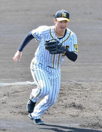 　投内連係で軽快な動きを見せる浜地（代表撮影）