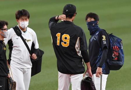 （左から）岩貞、藤浪からあいさつされ笑顔を見せる能見（撮影・田中太一）