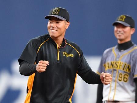 　走塁練習で笑顔を見せる佐藤輝（撮影・田中太一）