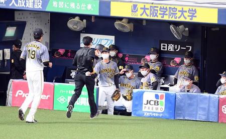 　１回、藤浪は治療のためベンチに戻る（撮影・山口登）