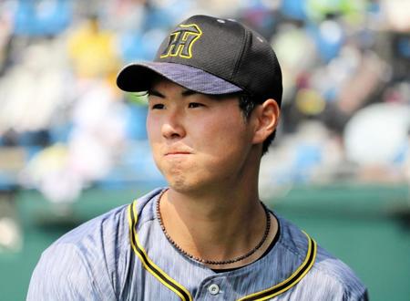 　ベンチ前で投球練習をする浜地