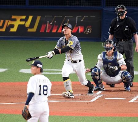 　１回、佐藤輝は右飛に倒れる（撮影・山口登）