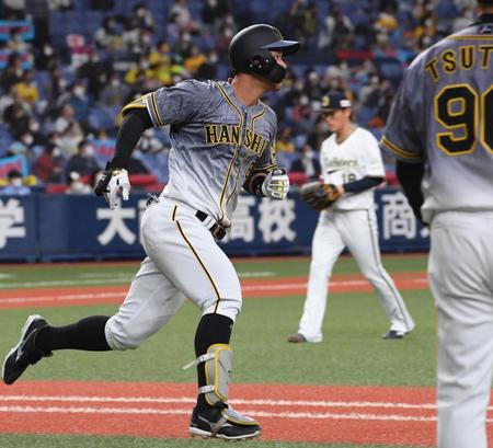 　１回、右飛に倒れる佐藤輝。奥は先発の山本（撮影・田中太一）