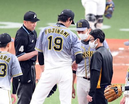 　１回、藤浪はマウンドで指先を気にする（撮影・山口登）
