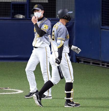 　７回、投手交代を告げる矢野監督（左）と三振に倒れた佐藤輝＝撮影・山口登